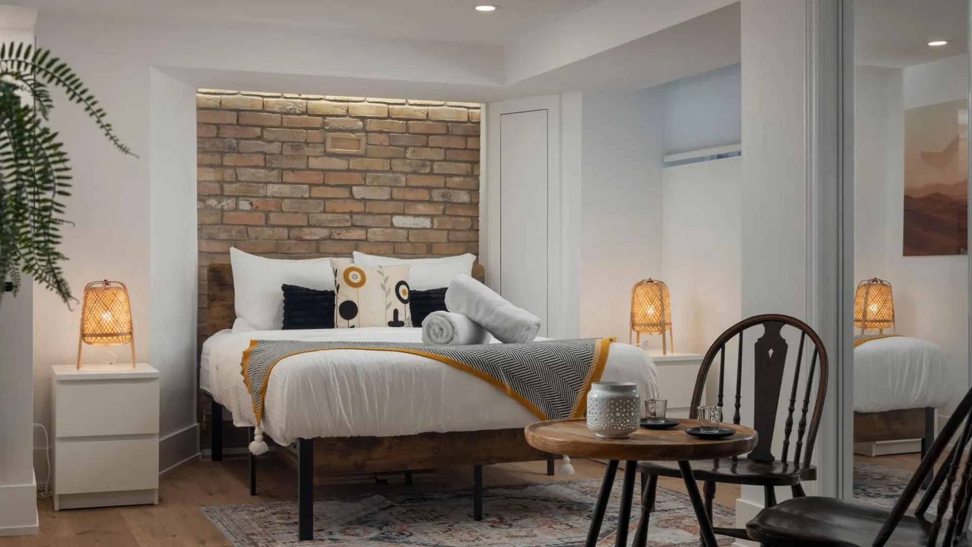 Chaplin Crescent Apartment Toronto 0*,  Canada